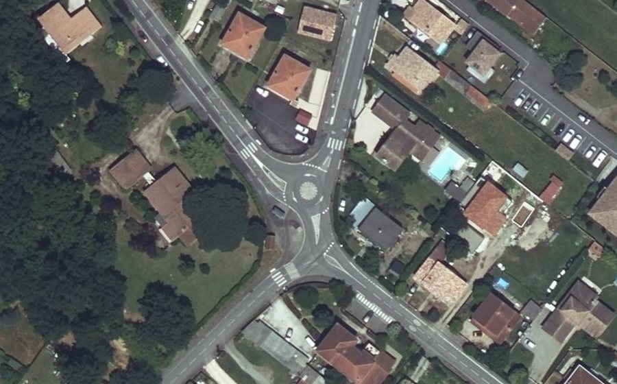 Vue aérienne du Rond-point anonyme n°632653228