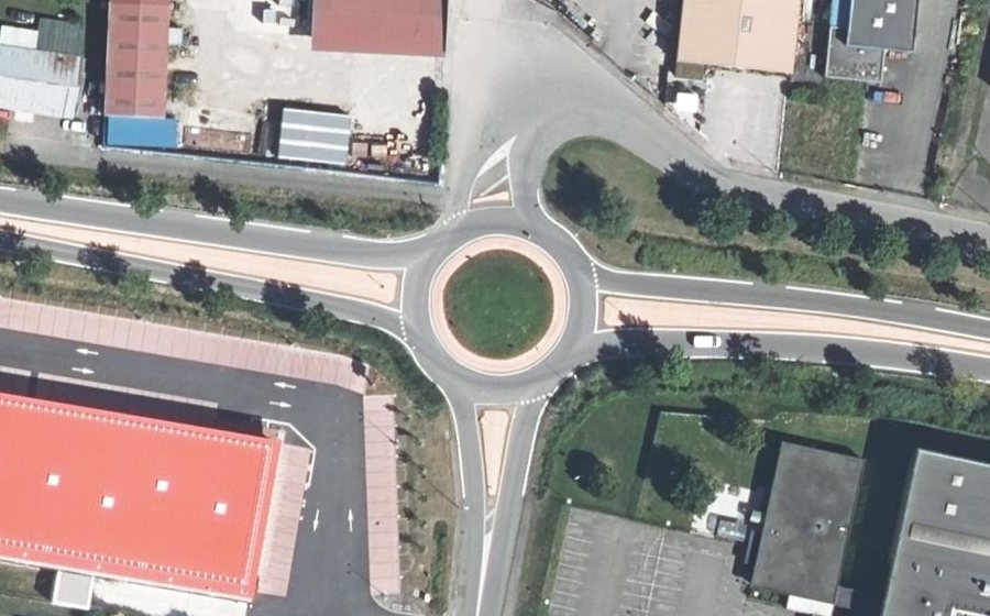 Vue aérienne du Rond-point anonyme n°63272245