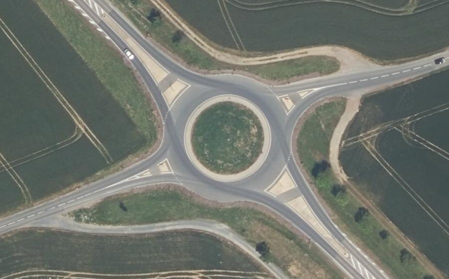 Vue aérienne du Rond-point anonyme n°632831360