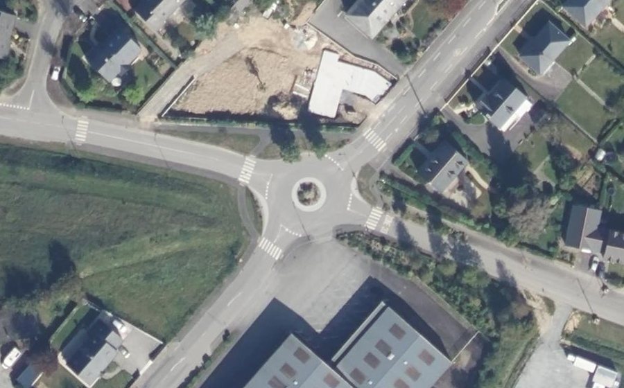 Vue aérienne du Rond-point anonyme n°632999974