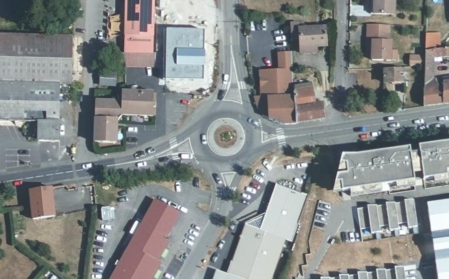 Vue aérienne du Rond-point anonyme n°633219450