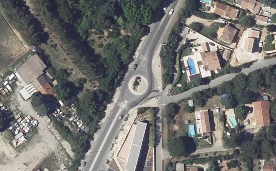 Vue aérienne du Rond-point anonyme n°633344068