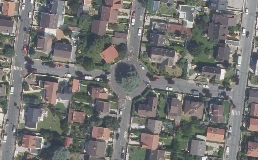 Vue aérienne du Rond-point anonyme n°63348816