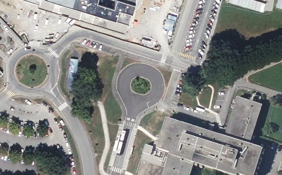 Vue aérienne du Rond-point anonyme n°633610345