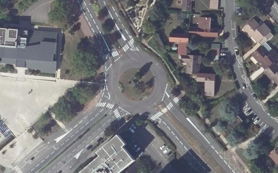 Vue aérienne du Rond-point anonyme n°63380872