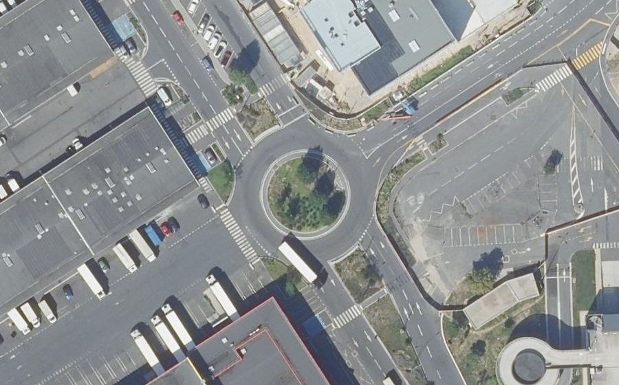 Vue aérienne du Rond-point anonyme n°633834063