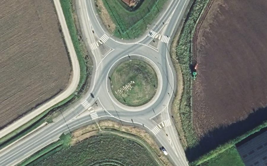 Vue aérienne du Rond-point anonyme n°634120712
