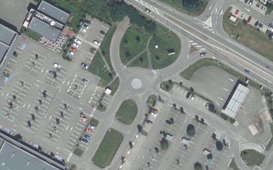 Vue aérienne du Rond-point anonyme n°634164756