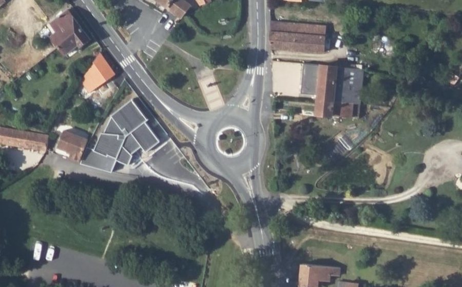 Vue aérienne du Rond-point anonyme n°63521728