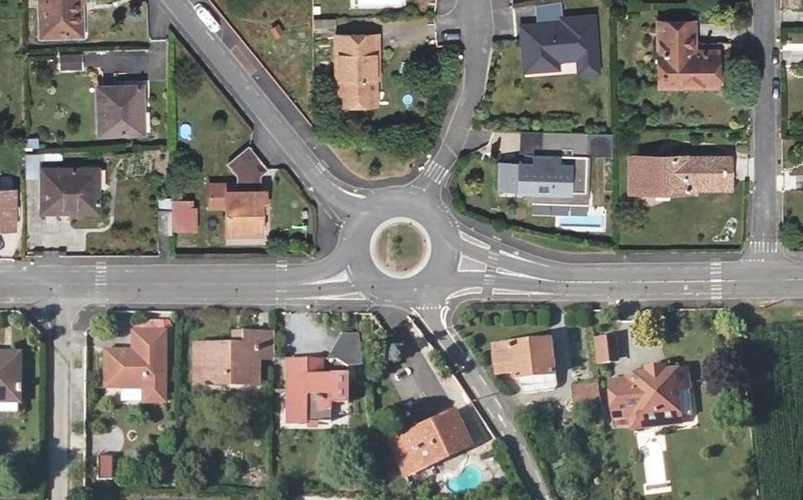 Vue aérienne du Rond-point anonyme n°635341715