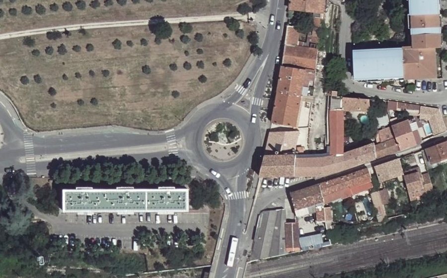 Vue aérienne du Rond-point anonyme n°635373055