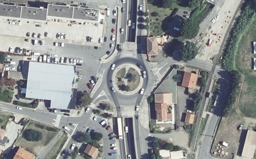 Vue aérienne du Rond-point anonyme n°635761235