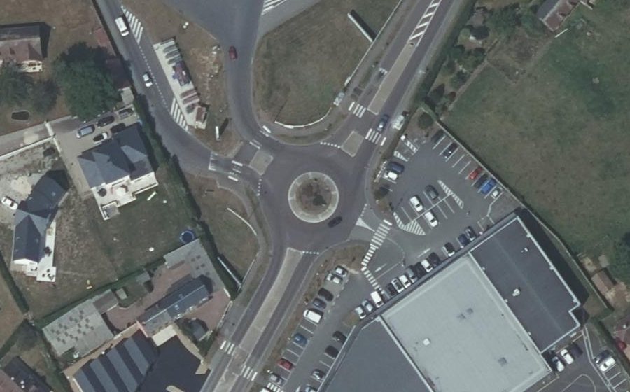Vue aérienne du Rond-point anonyme n°635931899