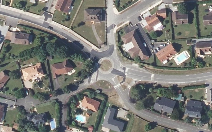 Vue aérienne du Rond-point anonyme n°636043182