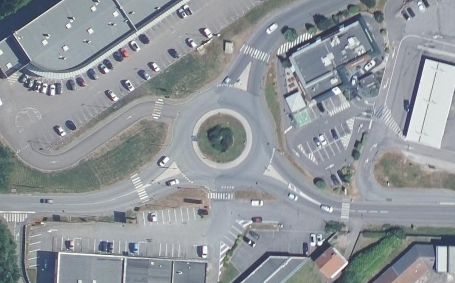 Vue aérienne du Rond-point anonyme n°636100315