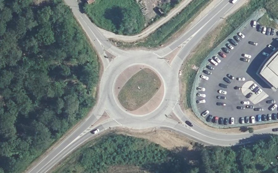 Vue aérienne du Rond-point anonyme n°636103287