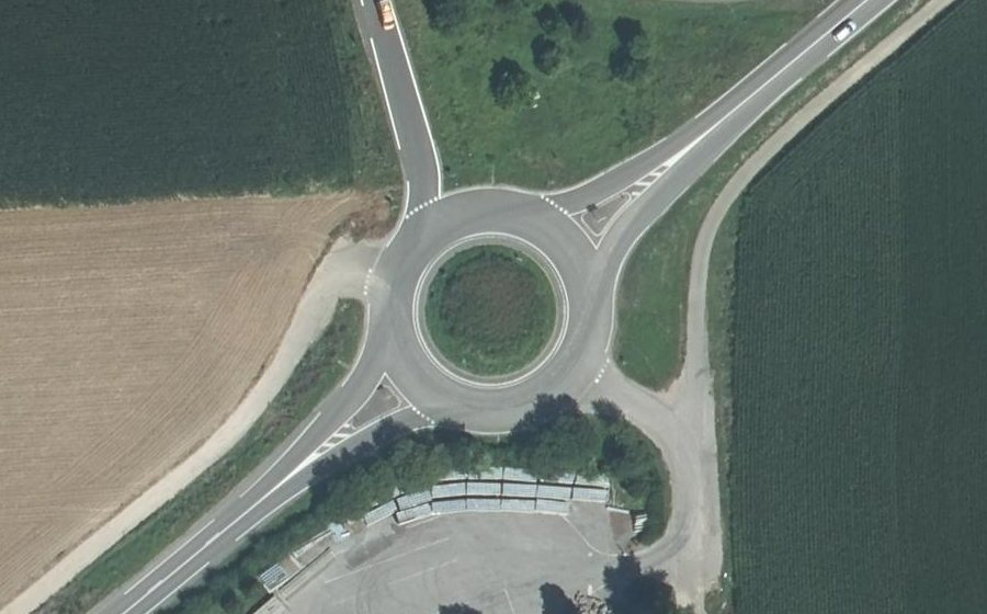 Vue aérienne du Rond-point anonyme n°63681687