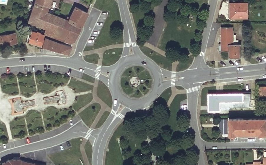 Vue aérienne du Rond-point anonyme n°636830515