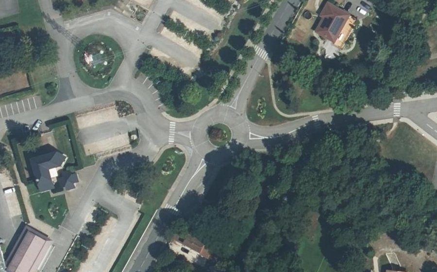Vue aérienne du Rond-point anonyme n°637167002