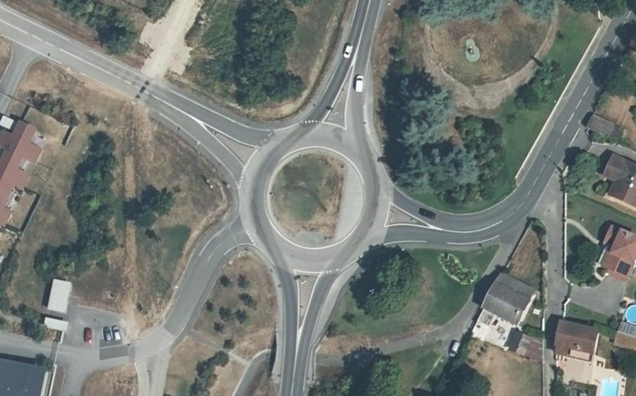 Vue aérienne du Rond-point anonyme n°637167010