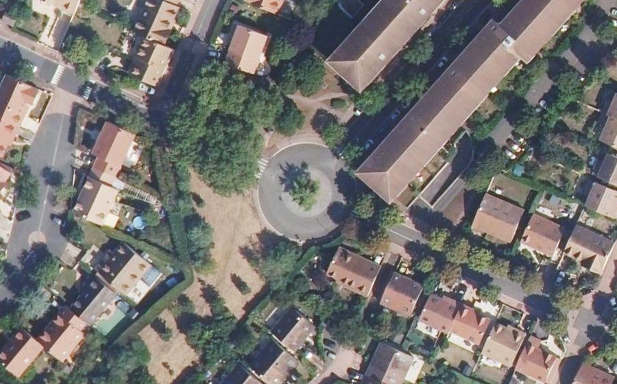 Vue aérienne du Rond-point anonyme n°637203345