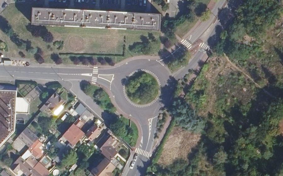 Vue aérienne du Rond-point anonyme n°637203350