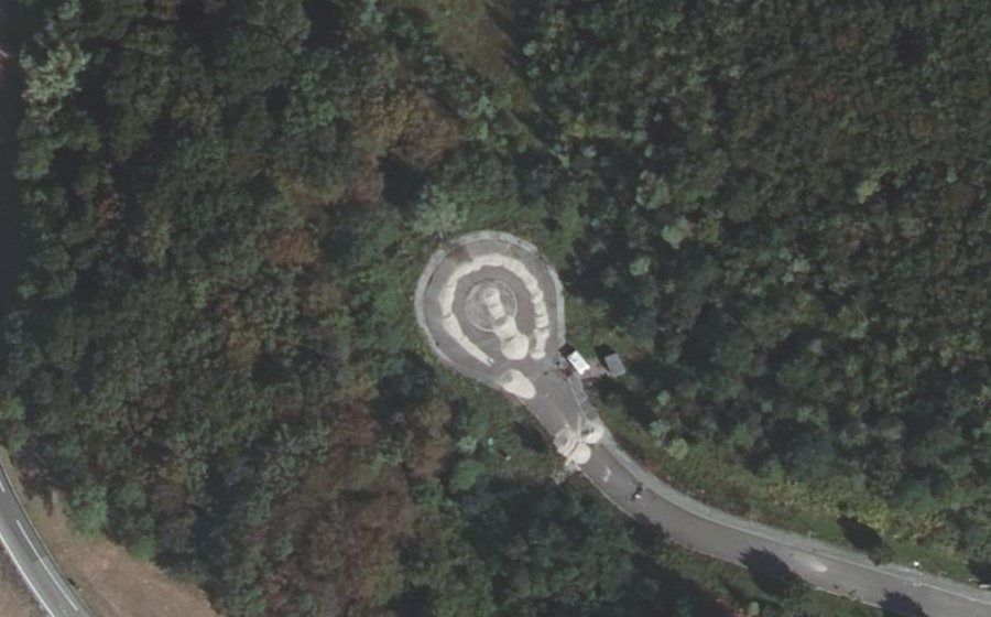 Vue aérienne du Rond-point anonyme n°63745078