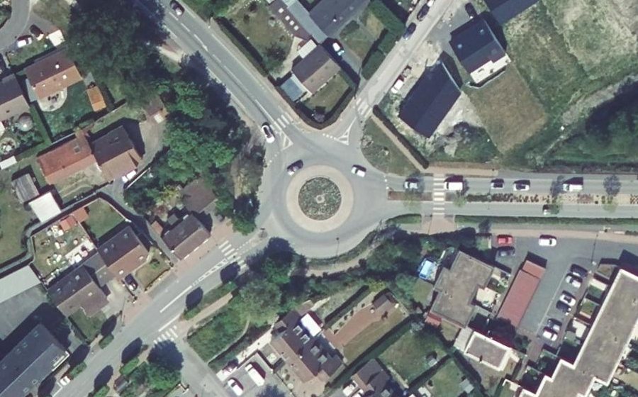 Vue aérienne du Rond-point anonyme n°637630199