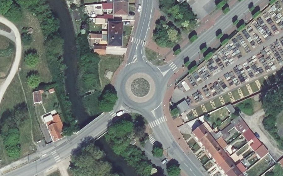 Vue aérienne du Rond-point anonyme n°637630204