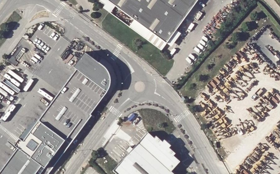 Vue aérienne du Rond-point anonyme n°637955109