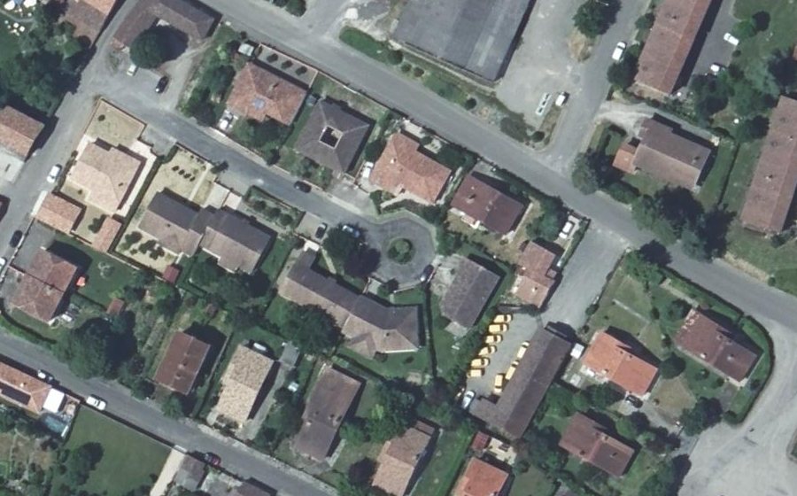 Vue aérienne du Rond-point anonyme n°63811653