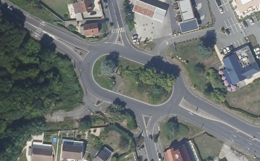 Vue aérienne du Rond-point anonyme n°638176447