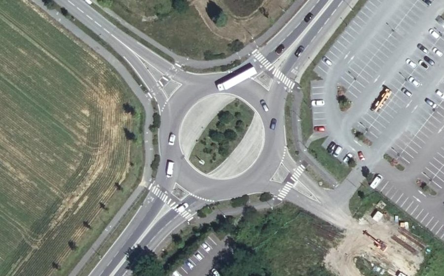 Vue aérienne du Rond-point anonyme n°638199250