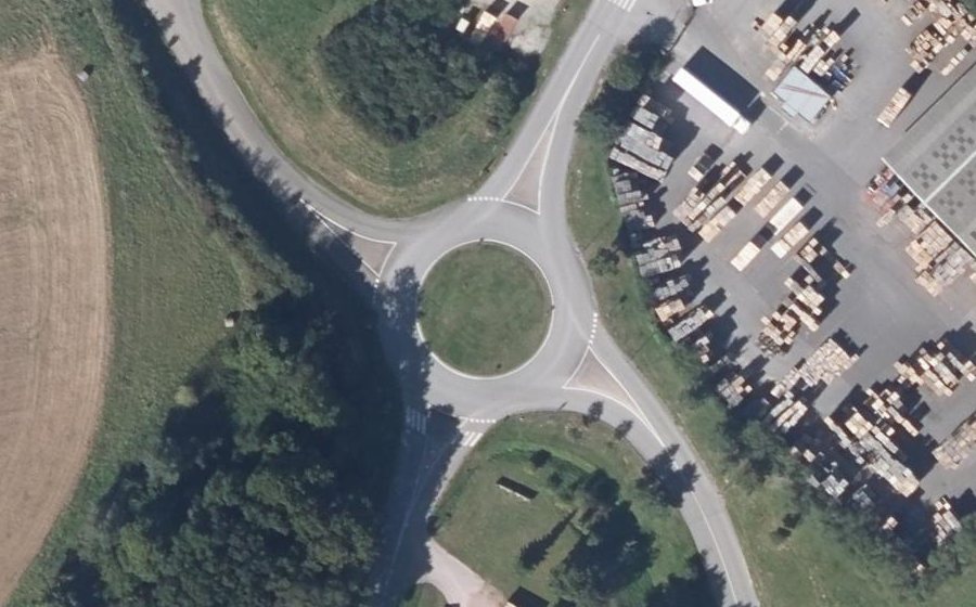 Vue aérienne du Rond-point anonyme n°638442069