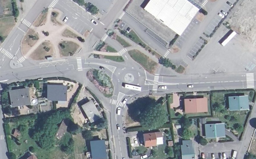 Vue aérienne du Rond-point anonyme n°638617127