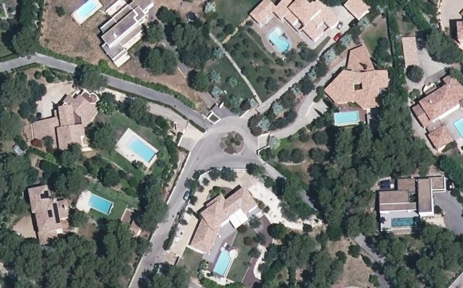 Vue aérienne du Rond-point anonyme n°638744368