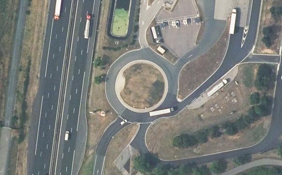 Vue aérienne du Rond-point anonyme n°639060755