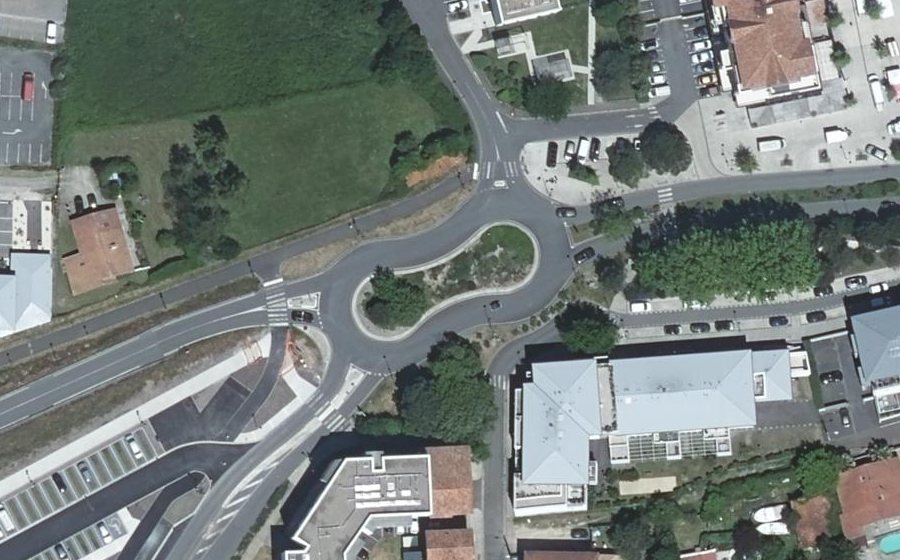 Vue aérienne du Rond-point anonyme n°639354136