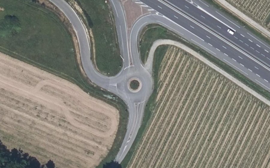Vue aérienne du Rond-point anonyme n°639389452