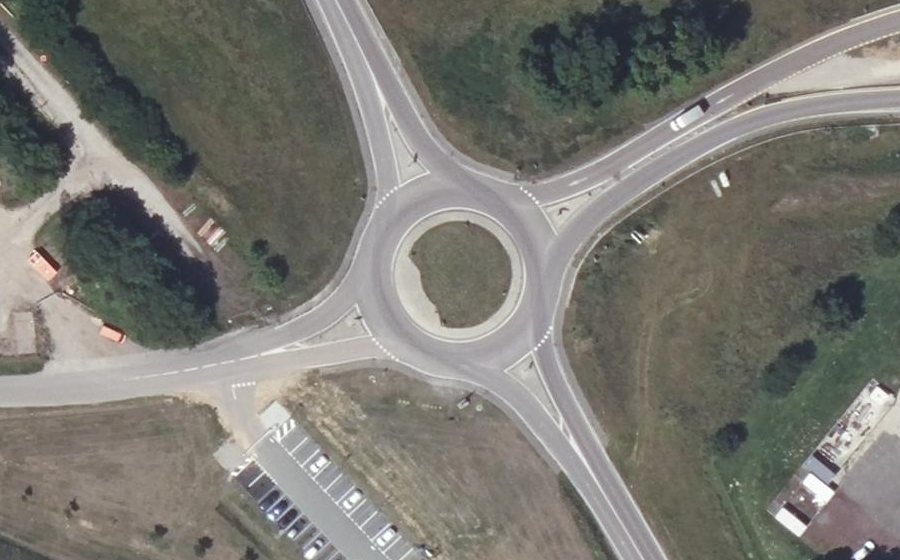 Vue aérienne du Rond-point anonyme n°639430140