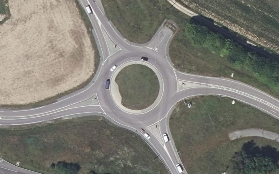 Vue aérienne du Rond-point anonyme n°639430141