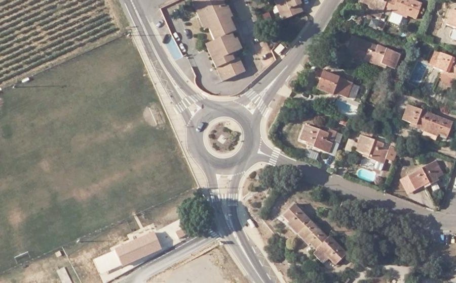 Vue aérienne du Rond-point anonyme n°639433917