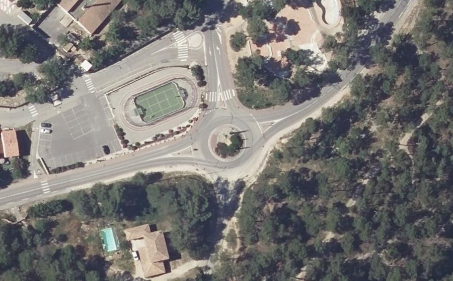 Vue aérienne du Rond-point anonyme n°639449258