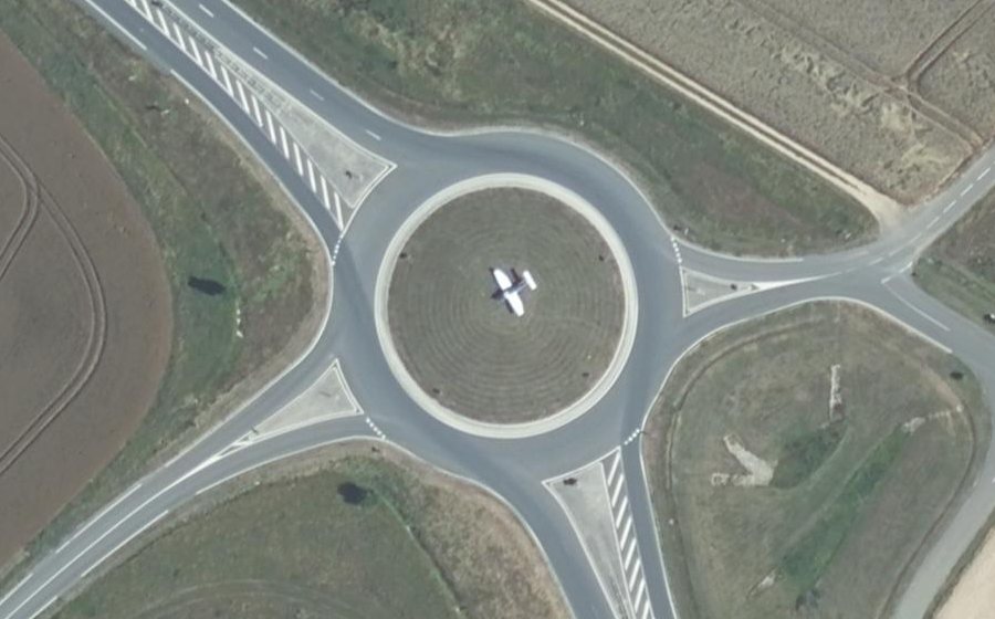 Vue aérienne du Rond-point anonyme n°639931304