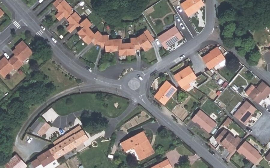 Vue aérienne du Rond-point anonyme n°639945383