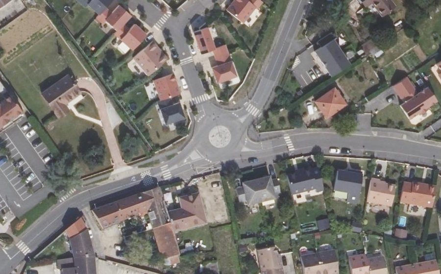 Vue aérienne du Rond-point anonyme n°640077780