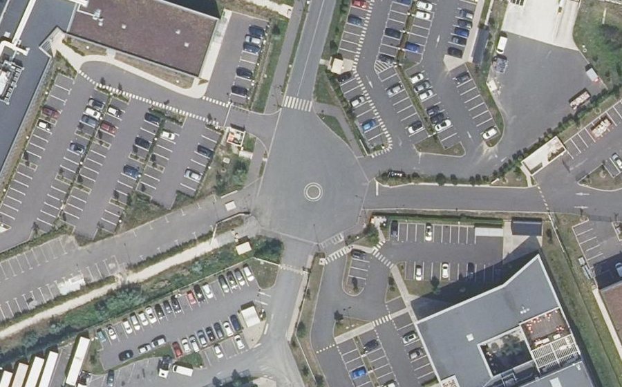 Vue aérienne du Rond-point anonyme n°640077786
