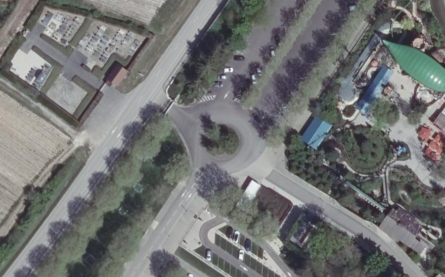 Vue aérienne du Rond-point anonyme n°640086723