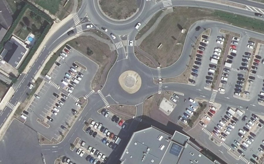 Vue aérienne du Rond-point anonyme n°640144095