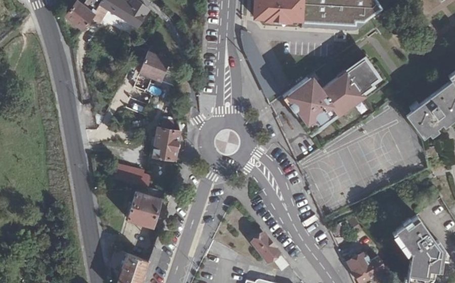 Vue aérienne du Rond-point anonyme n°640350386